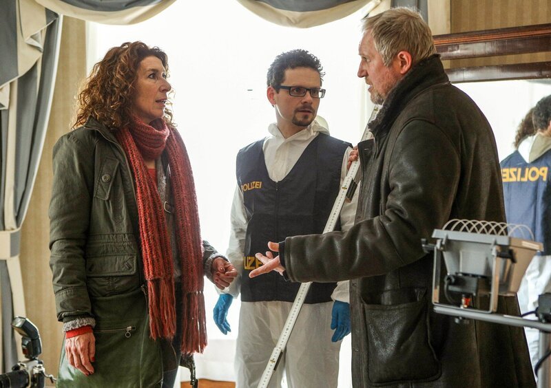 Bibi Fellner (Adele Neuhauser) und ihr Kollege Moritz Eisner (Harald Krassnitzer, re.) untersuchen gemeinsam mit dem Kriminaltechniker Slavik (Stefan Puntigam) den Tatort. – Bild: PLURIMEDIA /​ ARD Degeto /​ ORF /​ Petro Domenigg