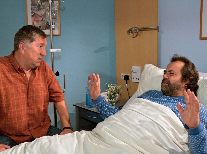Wieland (Veit Stübner, links) ist sauer, dass Harald (Matthias Brenner) nicht mal im Krankenhaus ein Mindestmaß an Zuverlässigkeit an den Tag legt. Darüber streiten sich die beiden Freunde so sehr, dass Wieland Harald die Stelle als Eisverkäufer kündigt – jetzt steht ihre Freundschaft auf dem Spiel. – Bild: MDR/​MDR/​Krajewsky