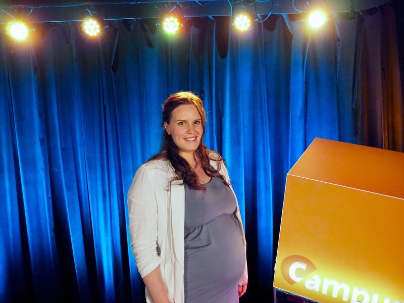 Diesmal erläutert die Entwicklungspsychologin Louisa Kulke von der Friedrich-Alexander-Universität Erlangen-Nürnberg, wie sich die Aufmerksamkeit vom Kindes- bis ins Erwachsenenalter entwickelt. – Bild: Marinus Zängerl /​ BR /​ BR/​Marinus Zängerl