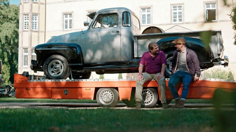 Heute bekommt Oli (r) einen ganz besonderen Schatz. Dietmar (l) bringt seinen alten Chevrolet Baujahr 1959 auf die Burg. – Bild: WDR/​Encanto Film- und Fernsehproduktions GmbH