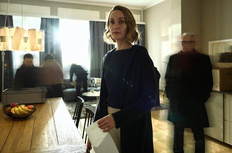 Romy Heiland (Christina Athenstädt, l.) versucht, stellvertretend für Jenny Wehran (Jeanette Biedermann, M.), die Poetry-Slammerin Luise Reimann (Elizabeth Churcher, re.), die Jenny ein Plagiat vorwirft, zum Einlenken zu bewegen. – Bild: ARD/​Rudolf Wernicke