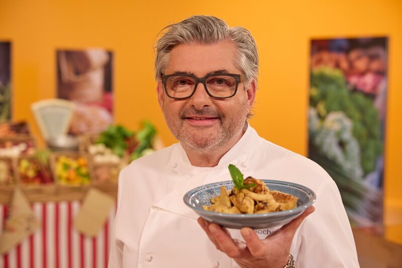 Hans-Jörg Bachmeier kocht im Studio. – Bild: Martina Bogdahn /​ BR