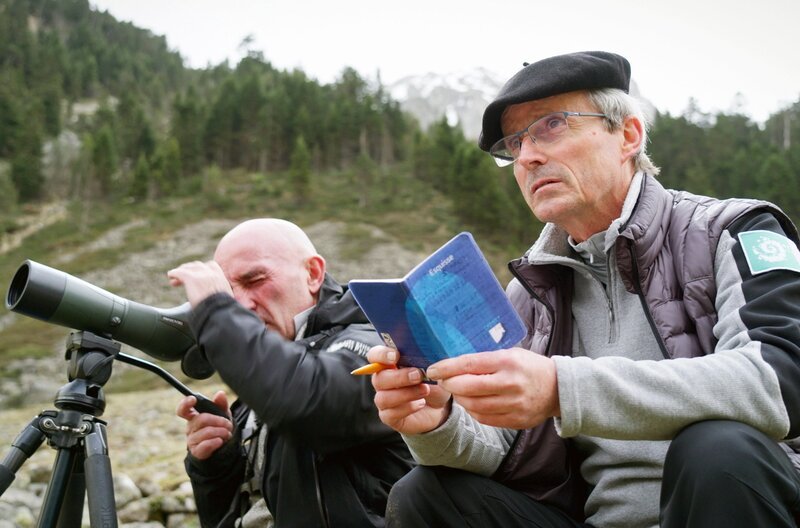 Eric Sourp (re.) und sein Kollege beobachten den von ihnen angesiedelten Steinbock-Bestand. – Bild: ZED Zoo Ethnological Documentaries