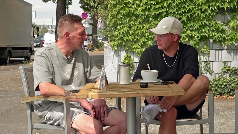 Jonas und sein Papa Gunnar treffen sich seit einigen Monaten regelmäßig zum Quatschen. – Bild: RTLZWEI