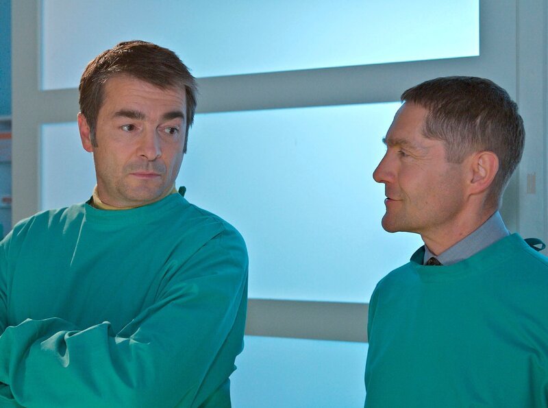 Dr. Kaminski (Udo Schenk, rechts) macht Valentin Hoppe (Stefan Gubser) in seiner bewusst provokanten Art klar, was Valentin eigentlich an Elena hat und was er für sie empfindet. – Bild: MDR/​Krajewsky /​ Saxonia Media