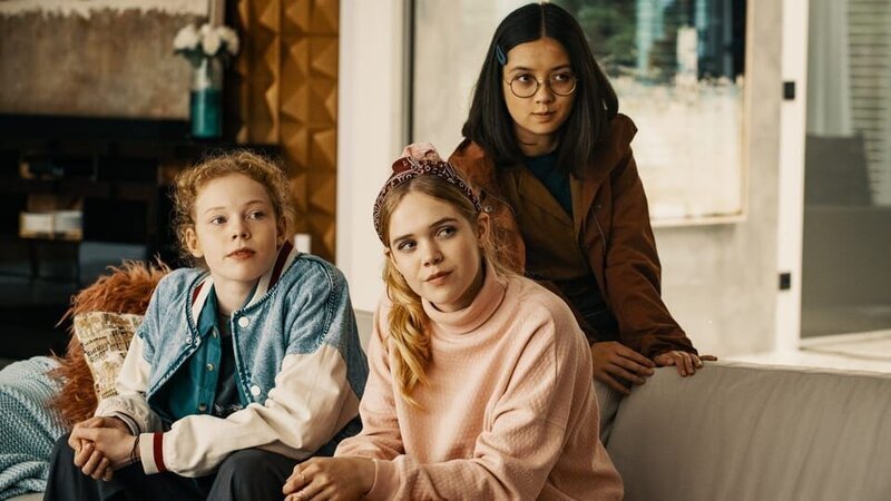 Franzi (Bella Bading), Marie (Lilith Johna) und Kim (Purnima Grätz) sind froh über den gelösten Fall. – Bild: KiKA/​Die Drei !!! /​ Disney Enterprises, Inc.