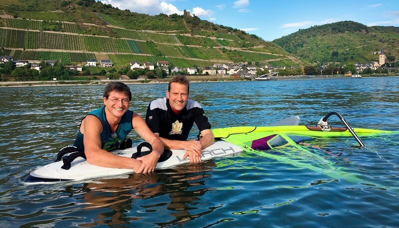 Moderator Jens Hübschen am Surf-Spot von Rheindiebach (zusammen mit Andreas Stüber). – Bild: Paul Weber