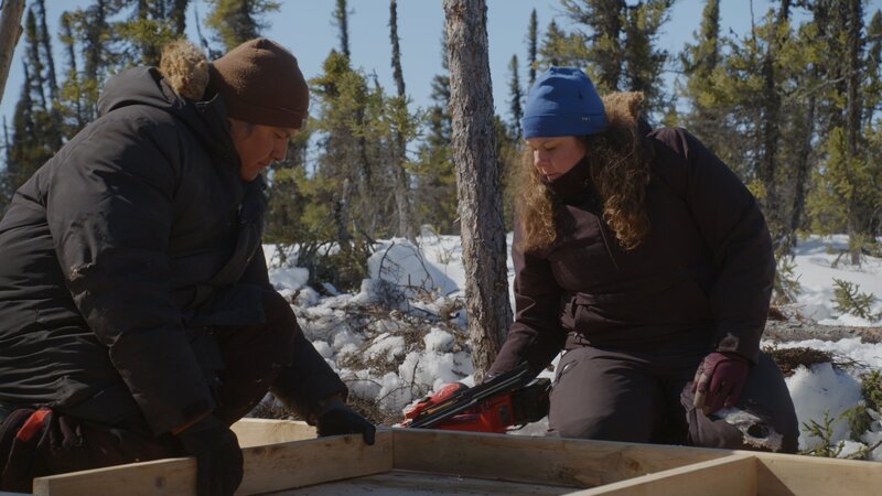 Emilie und Gilbert machen ihr Gehöft winterfest. – Bild: Tara Elwood /​ Blue Ant Media