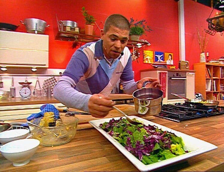 Tim Mälzer: „Kochen Sie mit Freunden und Familie und genießen Sie es, mit ihnen an einem großen Tisch zu sitzen und zu essen. Es gibt einfach nichts Schöneres!“ – Bild: VOX