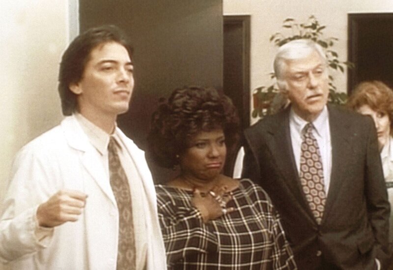 (v.l.n.r.) Jack (Scott Baio), Delores (Delores Hall) und Mark (Dick Van Dyke) hören sich nach dem Kampf das Statement des Boxers Mercury Jones an. – Bild: ProSieben Media AG