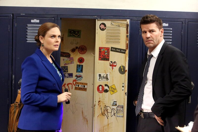 Brennan (Emily Deschanel) und Booth (David Boreanaz) haben den Spind gefunden, in dem die ermordete Lehrerin Mia Ferrara gesteckt haben muss. Doch wem gehört der Spind? – Bild: ATV2