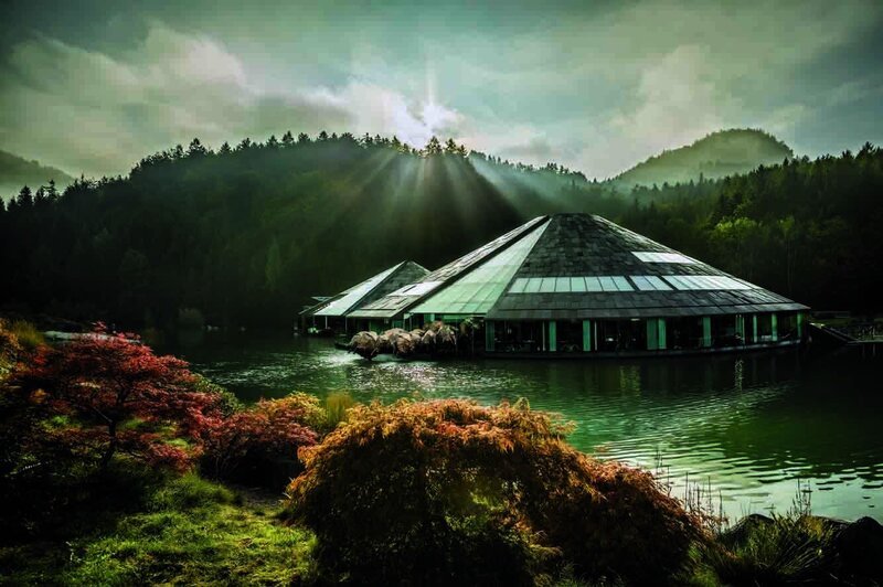 In Klagenfurt, Graz und Salzburg erhielt Jos Pirkner seine Ausbildung in Kunst und Bildhauerei und ging anschließend nach Holland an die Freie Akademie Utrecht. Er arbeitete als selbständiger Gold- und Silberbildhauer für das berühmte Atelier Brom und verbrachte über 25 Jahre in den Niederlanden. Seit 1978 lebt der Künstler wieder in Österreich. – Bild: Jürgen Skarwan /​ skarwan.com