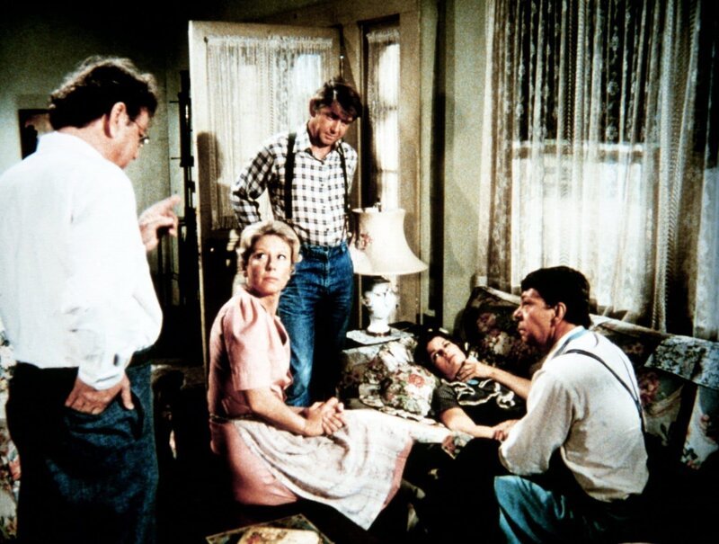 Ike (Joe Conley, r.) und Corabeth (Ronnie Claire Edwards, 2.v.r.) stehen vor dem Ruin. Gemeinsam mit Renshaw (William Phipps, l.) suchen Olivia (Michael Learned, 2.v.l.) und John (Ralph Waite, M.) nach einer Lösung. – Bild: Sat.1 Gold