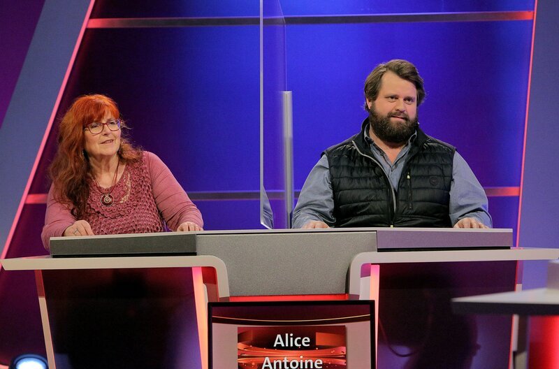 Moderator Florian Weber stellt in seinem Wissensquiz „Meister des Alltags“ die Alltagstauglichkeit seiner prominenten Kandidaten auf die Probe. v.li.: Alice Hoffmann und Antoine Monot Jr. – Bild: SWR/​Peter A. Schmidt