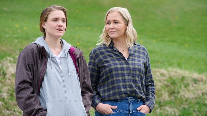 Lena Lorenz (Judith Hoersch, r.) versucht, Veronika Mittermeier  (Miriam Fussenegger, l.) davon zu überzeugen, die Ordensgemeinschaft über ihre Schwangerschaft zu informieren und nach neuen Perspektiven zu suchen. – Bild: ZDF und Walter Wehner