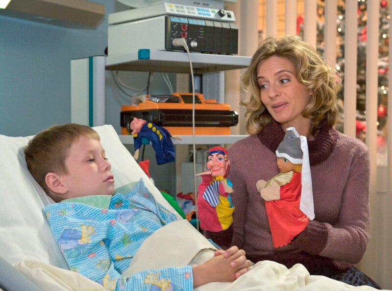 Der 8-jährige Johannes Fischer (Lukas Schust) braucht ganz dringend ein neues Herz. Seine Mutter Karin (Gunda Ebert) verhält sich aufgrund seiner Erkrankung wie eine Glucke und Johannes fühlt sich so immer wieder in ein Kindchenschema gepresst, in das er überhaupt nicht hineinpasst. – Bild: MDR/​MDR/​Krajewsky