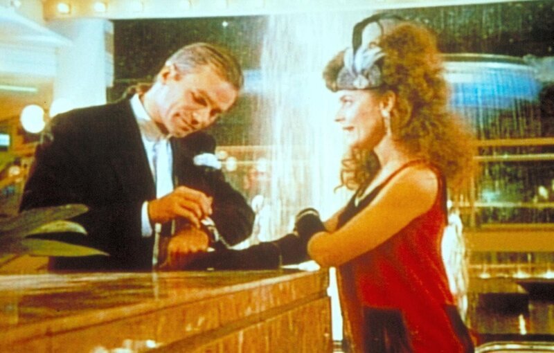 MacGyver (Richard Dean Anderson, l.) und Lulu (Tamsin Kelsey, r.) versuchen, sich von ihren Handschellen zu befreien. – Bild: ProSieben Media AG