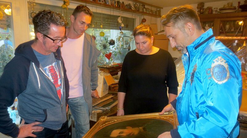Mauro hilft (v.li.) Oliver, Georg und Michaela beim Entrümpeln ihres Elternhauses. Nach dem Tod können sich die Geschwister nur schwer von den Erbstücken trennen. Trödelexperte Mauro Corradino filtert mit den beiden die Schätze zum Verkauf heraus. – Bild: RTL II