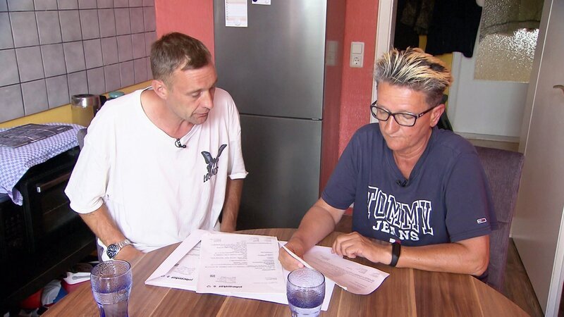 Stephan (44) wird von seiner Bekannten Bina (59) bei seinem Neuanfang unterstützt – Bild: RTLZWEI, Madame Zheng Production