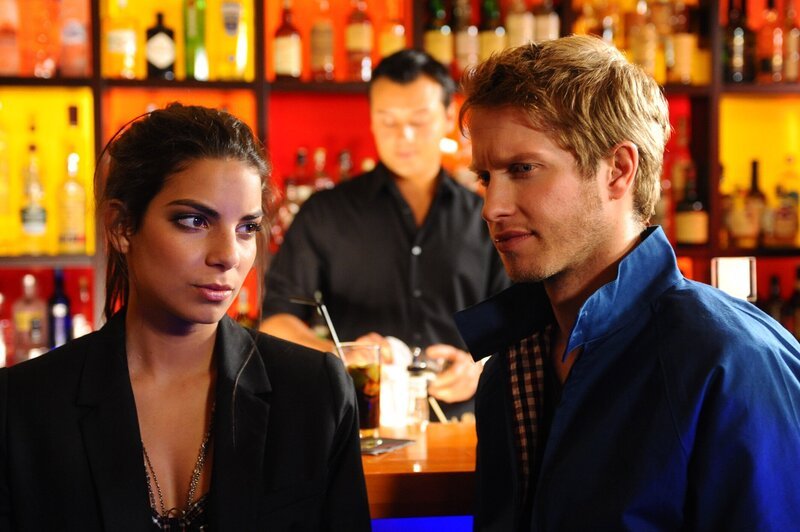 Lily macht Jojo (Bernhard Bozian, r.) und Jasmin (Lilli Hollunder, l.) ein überraschendes Angebot … – Bild: SAT.1 /​ Oliver Ziebe