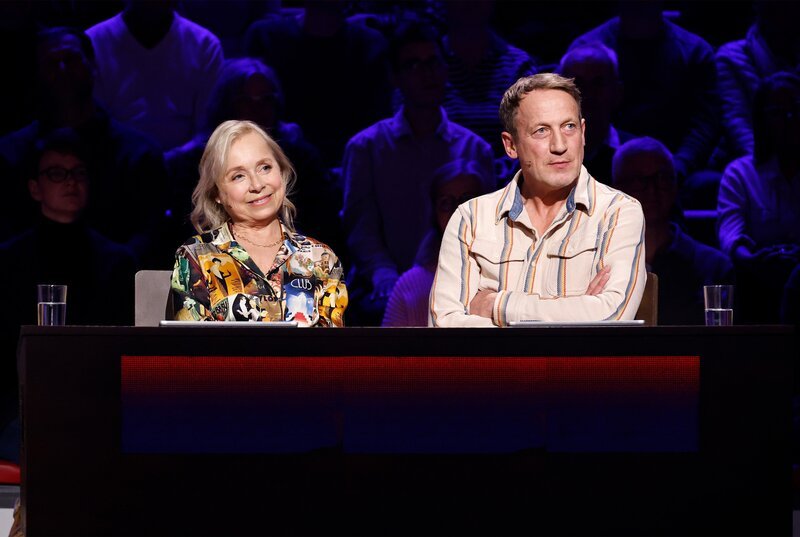 Rateteam-Kapitän Wotan Wilke Möhring (r.) mit Schauspielerin Christine Urspruch (l.). – Bild: ARD/NDR/UFA SHOW & FACTUAL/Morris Mac Matzen Rateteam-Kapitän Wotan Wilke Möhring (r.) mit Schauspielerin Christine Urspruch (l.). – Bild: ARD/NDR/UFA SHOW & FACTUAL/Morris Mac Matzen