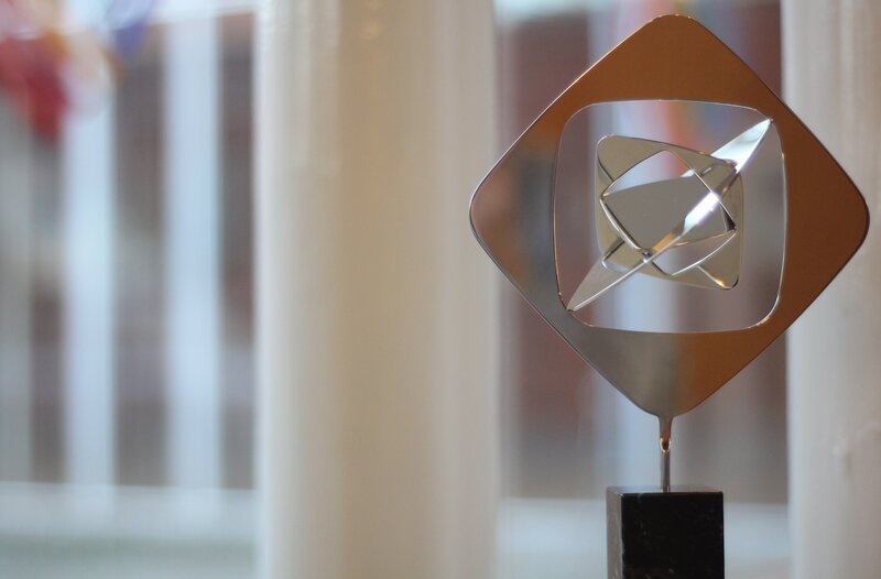 Die Grimme-Preis-Trophäe – Bild: Sven Schlüter /​ ZDF und Sven Schlüter