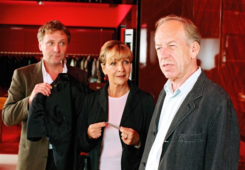 Bertram (Rüdiger Vogler, rechts) ist eifersüchtig auf Julies (Gila von Weitershausen) Verehrer Claus (Bernhard Schir). – Bild: ARD Degeto/​Marco O. Pichler