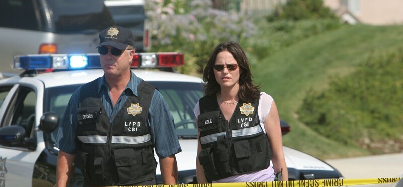 Gil Grissom und Sara werden zu einem Schlachtfeld der besonderen Art gerufen: In einer Garage liegen zwei blutüberströmte Männer, die offensichtlich mit einer Kettensäge ermordet wurden. – Bild: RTL /​ CBS