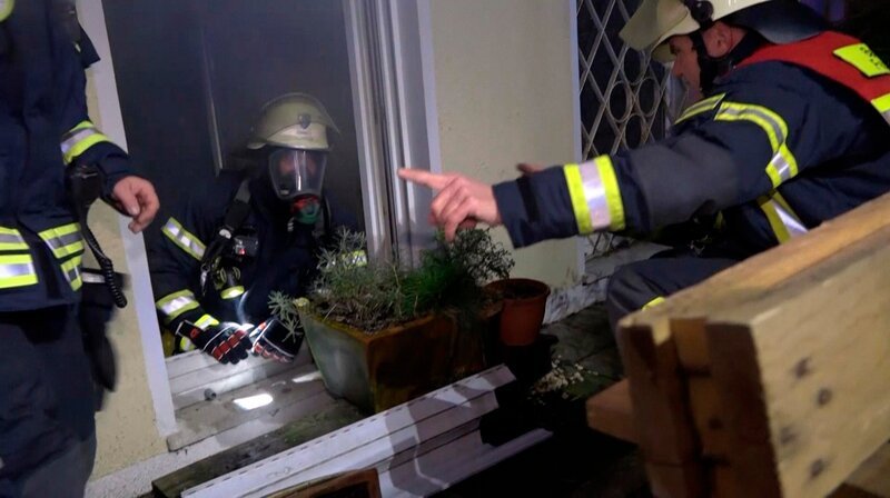 Wiesbadener Feuerwehrleute löschen einen Wohnhausbrand. – Bild: HR