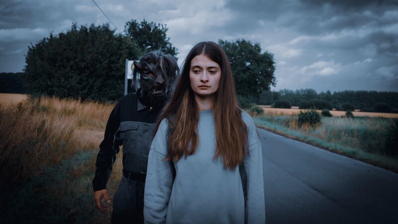 Annika Lorenz (Philine Schmölzer) wird entführt. – Bild: ZDF und Christine Schroeder