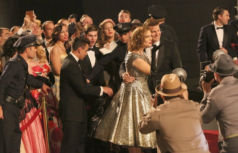 BONES: In an episode that reimagines the Jeffersonian and FBI teams in 1950s Hollywood, Brennan plays an LAPD detective, and Booth is a notorious jewel thief who is far more than he seems to be. When Booth is framed for a murder, he and Brennan team up to clear his name and find the killer in the „The 200th in the 10th“ Pictured L-R: Emily Deschanel and David Boreanaz. – Bild: ATV2