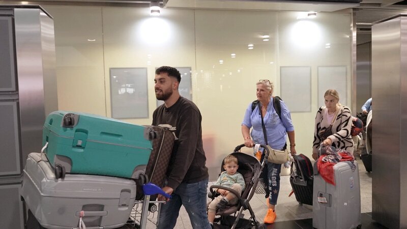 Da Servet unter Flugangst leidet, sind Silvia und Estefania eigens nach Ilica gereist, um ihn abzuholen und auf dem Flug mit Kind zu unterstützen. – Bild: RTLZWEI