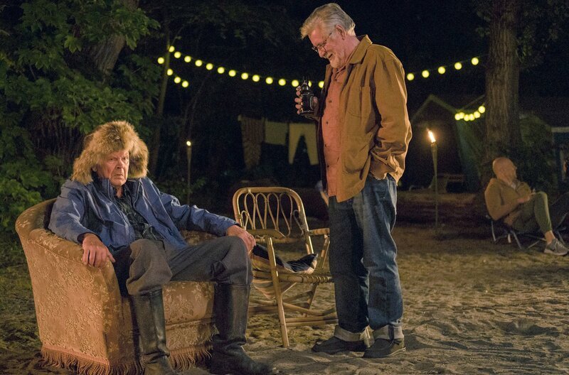 Der alte Griesgram (Heikki Kinnunen, li.) und sein Bruder Tarmo (Kari Väänänen, 2.v.r.) müssen lernen, ihre Differenzen zu überwinden. – Bild: Solar Films/​Aspekt Telefilm-Produktion/​Cuckoo Clock Entertainment/​Christine Schroeder