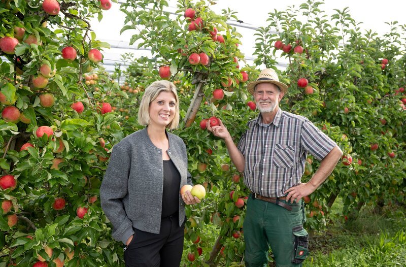 Die zweite Reise geht in den Hochschwarzwald, nach Schallstadt-Mengen. Hier führt die 35-jährige Jessica Joos (l) gemeinsam mit ihrem Vater Kurt Sehringer den Obsthof Sehringer. – Bild: WDR/​Melanie Grande