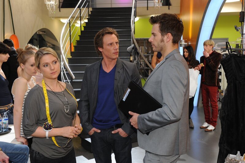 Enrique (Jacob Weigert, r.) ermutigt Anna (Jeanette Biedermann, l.), sich Toms (Patrick Kalupa, M.) Ansage zu widersetzten und entgegen ihrer Absprachen die Räumlichkeiten bei Lanford für ihr privates Ballettprojekt zu benutzen. Als Tom dahinterkommt, geraten Enrique und er aneinander … – Bild: SAT.1 /​ Claudius Pflug