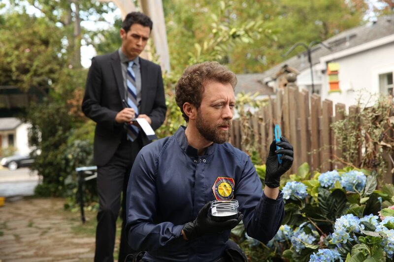 Agent Aubrey (John Boyd, l.) begutachtet Hodgins (TJ Thyne) Fund im Garten des Opfers: Handelt es sich um Knochen des ermordeten Collegeprofessors? – Bild: Fox and its related entities