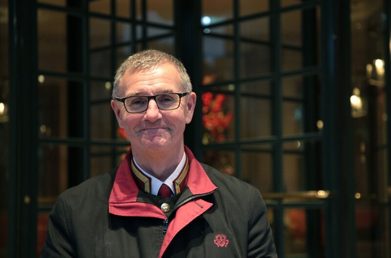 Doorman Robert Smith vor dem Brenners Park-Hotel und Spa in Baden-Baden. – Bild: SWR/​ Fabian Bashota