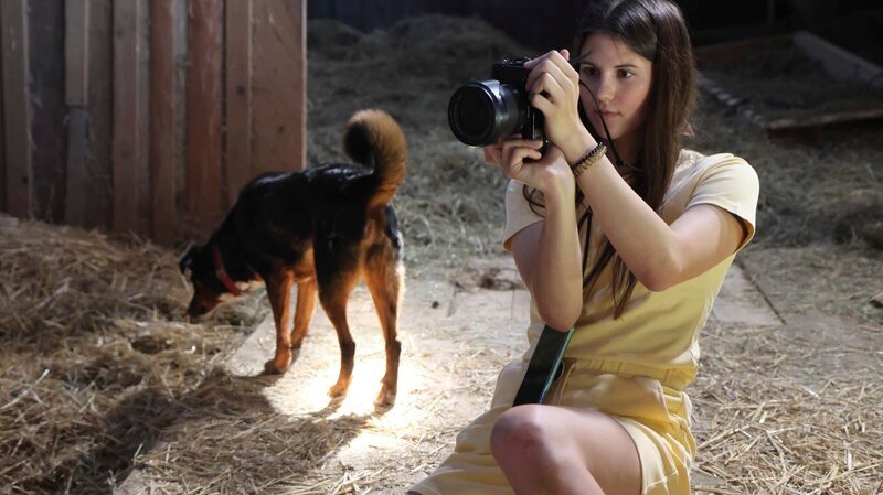 Sophie Berger beim Fotoshooting für ihre Modekollektion. – Bild: ServusTV /​ Gloriafilm /​ Helmut Manninger