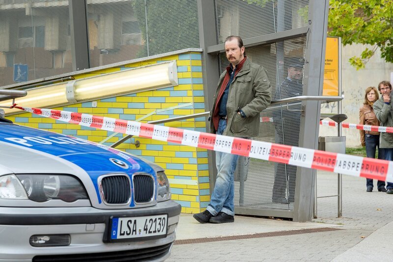 Zorns neuer Kollege Bert Kanthak (Gregor Weber) ermittelt am ersten Tatort. – Bild: MDR/​filmkombinat nordost/​Steffen Junghans
