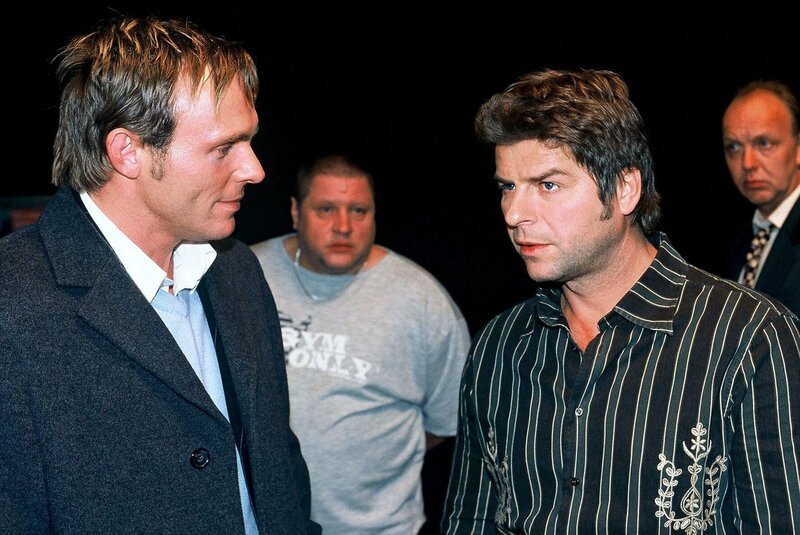 Jupp (Uwe Fellensiek, r.) ist es peinlich, dass er beim Rollenspiel von Falk (Dirk Martens, l.) angetroffen wurde. – Bild: SAT.1 /​ Münstermann