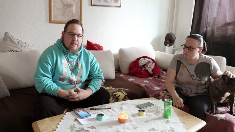 Ein Überfall in ihrer Wohnung hat bei Maik und Janett Spuren hinterlassen. Sie fühlen sich ohnmächtig – und nicht mehr sicher in den eigenen vier Wänden. – Bild: RTLZWEI