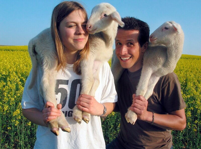 ARD/​BR WILLI WILLS WISSEN, „Wer darf auf dem Rasen grasen?“, am Samstag (23.04.11) um 10:03 Uhr im ERSTEN. Willi Weitzel besucht in Hammelburg Wanderschäfer Bonifaz und seine Familie. Mit der Tochter Carina füttert er zwei Lämmchen. Weitere Bilder finden Sie unter www.br-foto.de. – Bild: BR/​megaherz gmbh