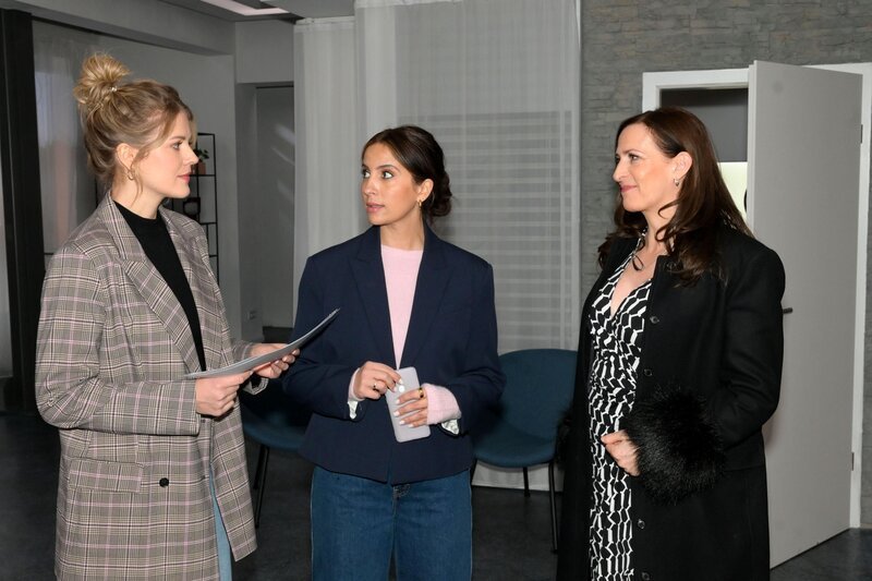 Alicia (Josefin Bressel, l.) spürt den Druck, abliefern zu müssen. In der Mitte Laura (Chryssanthi Kavazi), rechts Katrin (Ulrike Frank) – Bild: RTL /​ Rolf Baumgartner
