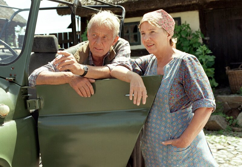 ARD EINE ROBBE ZUM VERLIEBEN, Deutschland 2006, Regie Christine Kabisch, am Samstag (27.08.11) um 12:03 Uhr im Ersten. Neugierig begutachten Stina (Marlies Engel) und Knut (Rolf Becker) die neuen Urlaubsgäste. – Bild: ARD Degeto/​Noreen Flynn