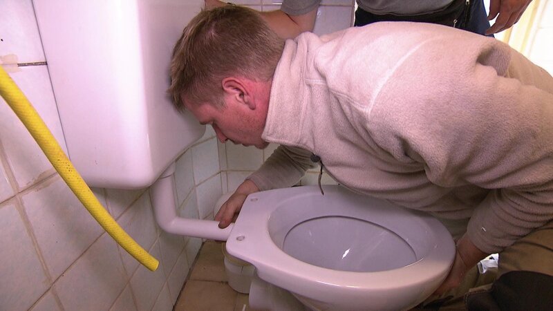 Annika und Kevin (Bild) haben im beschaulichen Bad Belzig ihr Sommertraumhaus gefunden. Bevor sie einziehen können, wartet jedoch noch eine Menge Arbeit auf die kleine Familie. – Bild: RTL II