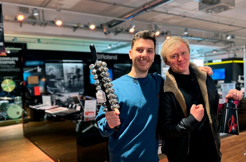 Hallo! Hier spielt die Musik. Denn Tarkan Bagci (li.) zeigt heute mal seine ganz persönliche Saite. Der gefeierte Autor (u.a. Neo Magazin und Gute Arbeit Originals) und Moderator (Wissen macht Ah! und Gefühlte Fakten) überrascht unseren Host Pierre M. Krause heute im Music Store. Also Trommelwirbel für unsere Rasselbande! – Bild: SWR /​ ZDF