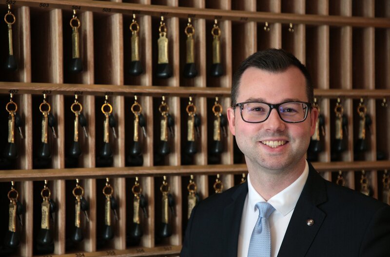 Der Herr der Schlüssel: Richard Philipp Reeschke ist Rezeptionist im Brenners Park Hotel & Spa in Baden-Baden. – Bild: SWR/​ Fabian Bashota
