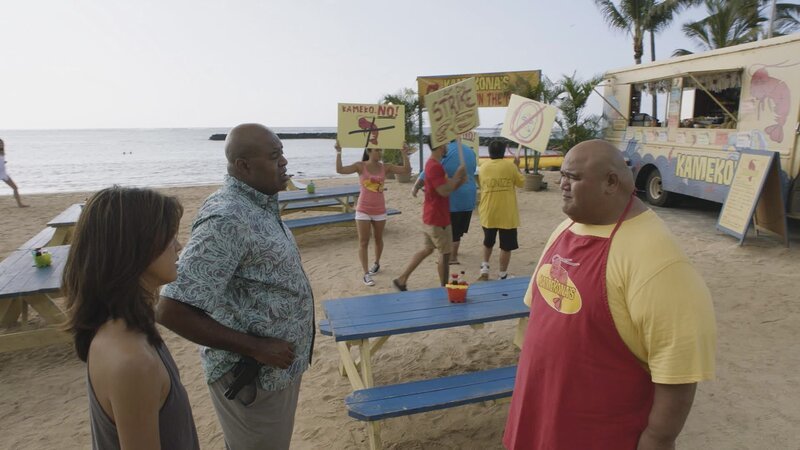 Während Kono (Grace Park, l.) und Grover (Chi McBride, M.) in einen Mordfall ermitteln, der mit der illegalen Praxis des Hai-Schlachtens zu tun hat, hat Kamekona (Taylor Wiley, r.) ganz andere Probleme … – Bild: CBS Broadcasting, Inc.
