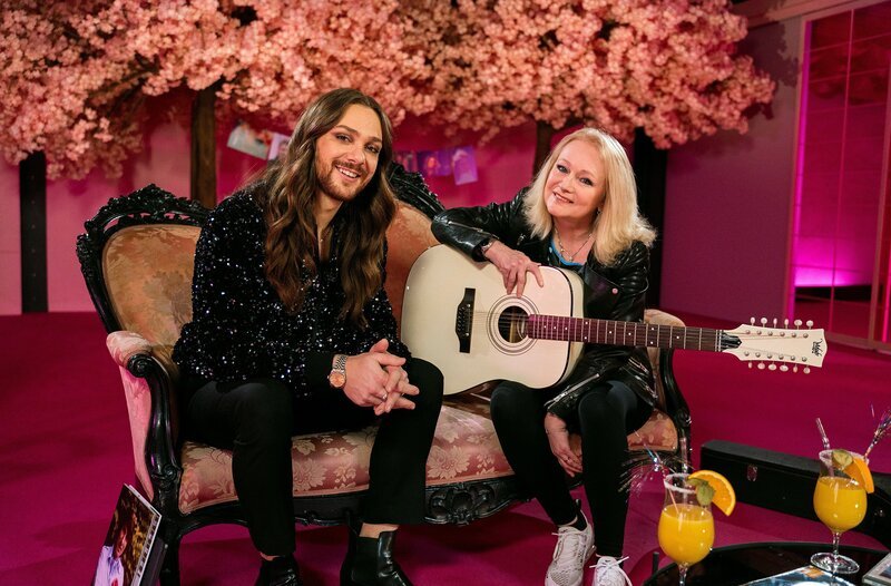 Riccardo (l) trifft Sängerin Nicole, die 1982 mit 17 Jahren zum ersten Mal für Deutschland gewinnt. Mit ihrem Song mit „Ein bisschen Frieden“ begeistert sie damals Europa – ein Lied, das bis heute berührt. – Bild: WDR/​Jan-Philipp Behr