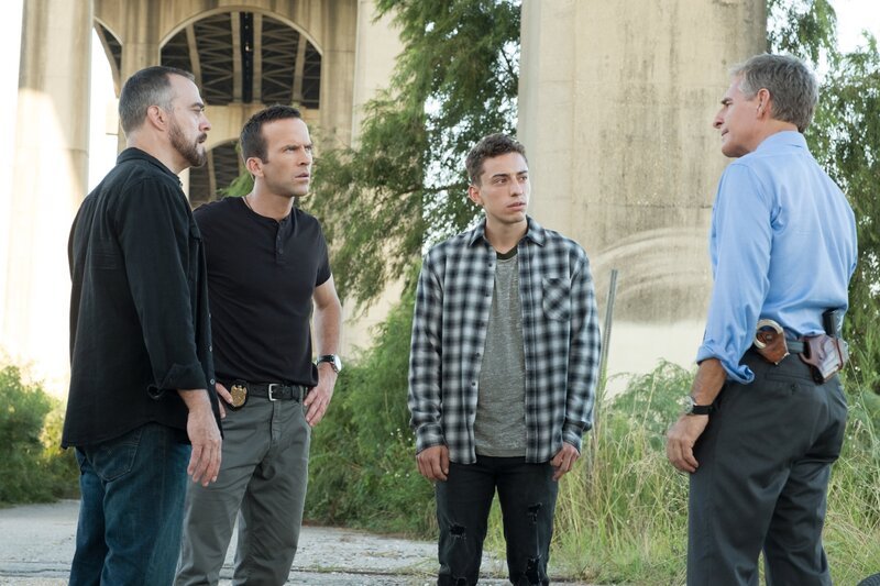(v.l.n.r.) Officer Carter (Robert Neary); Special Agent Christopher LaSalle (Lucas Black); Mateo Diaz (Octavio Rodriguez); Special Agent Dwayne Pride (Scott Bakula) – Bild: CBS Broadcasting, Inc.